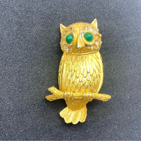 Vintage Capri Gold Tone Owl Brooch with Green Eyes & Rhinestone Accents - Picture 1 of 10